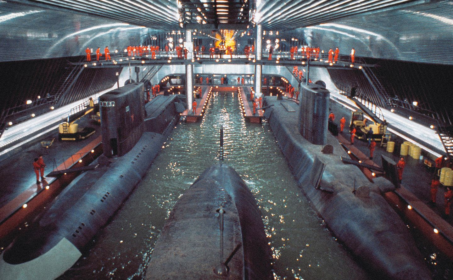"Der Spion, der mich liebte" Die Andockbucht im Inneren des Supertankers Liparus im Film "James Bond 007 – Der Spion, der mich liebte": Als die U-Boote gebaut wurden, waren sie über 300 Fuß lang. "Es war eines der größten Sets, die jemals in Pinewood gebaut wurden". Stanley Kubrick beriet Ken Adam bei der Beleuchtung des Sets. Die Entwürfe erhielten eine Oscar-Nominierung für die beste Art Direction (das einzige Mal, dass die Academy Adams Arbeit an einem Bond-Bild anerkannte) und eine Nominierung für die British Academy of Film.