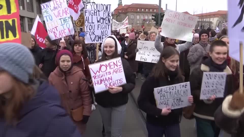 Video: "Wir brauchen keine Blumen" - Demo zum Frauentag in Berlin
