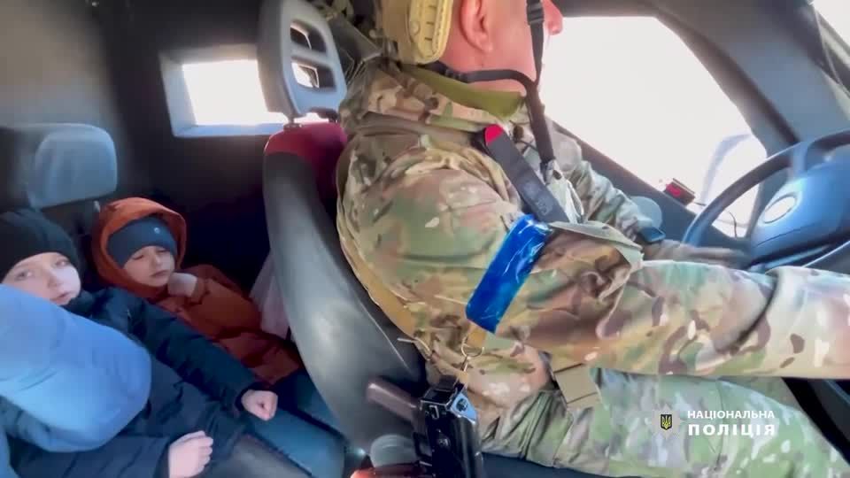 Video: Ukraine: Evakuierung von Mutter mit Kindern aus dem Kriegsgebiet