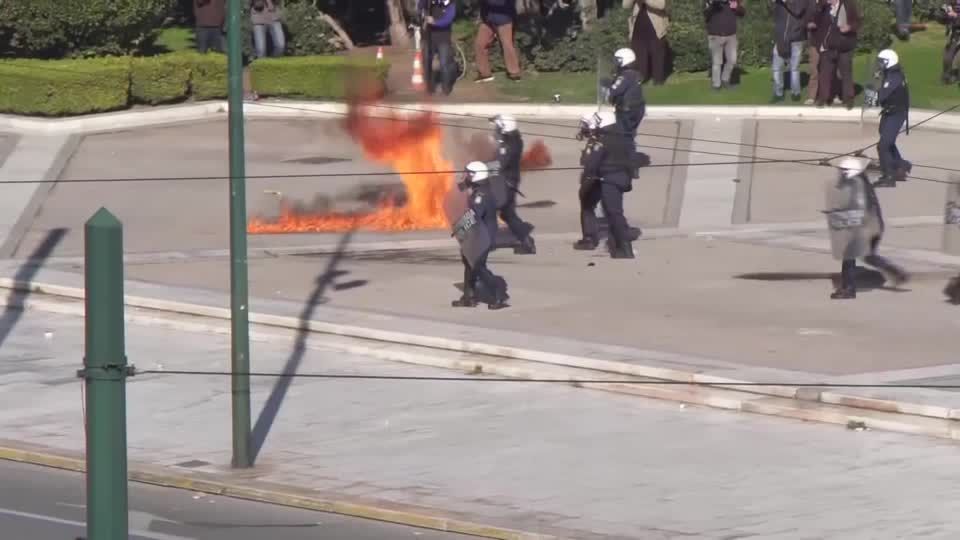 Video: Gewaltsame Proteste nach Zugkollision in Griechenland halten an