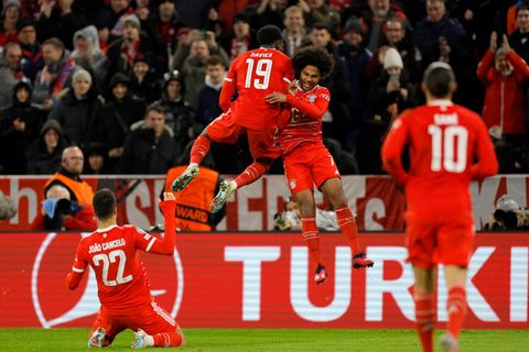 Bayerns Mittelfeldspieler Serge Gnabry und Alphonso Davies jubeln nach dem Treffer zum 2:0