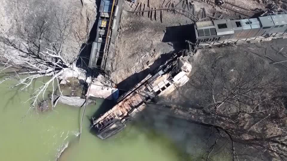 Erneutes Zugunglück in den USA: Güterzug entgleist und stürzt in Fluss