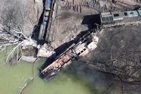 Erneutes Zugunglück in den USA: Güterzug entgleist und stürzt in Fluss