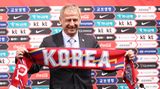 Der neue Cheftrainer der südkoreanischen Fußballnationalmannschaft Jürgen Klinsmann spricht auf einer Pressekonferenz