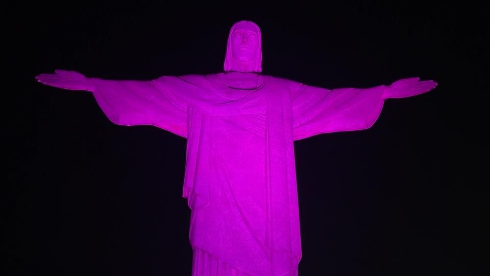 Video: Internationaler Frauentag in Rio: "Christus" erstrahlt in lila Licht