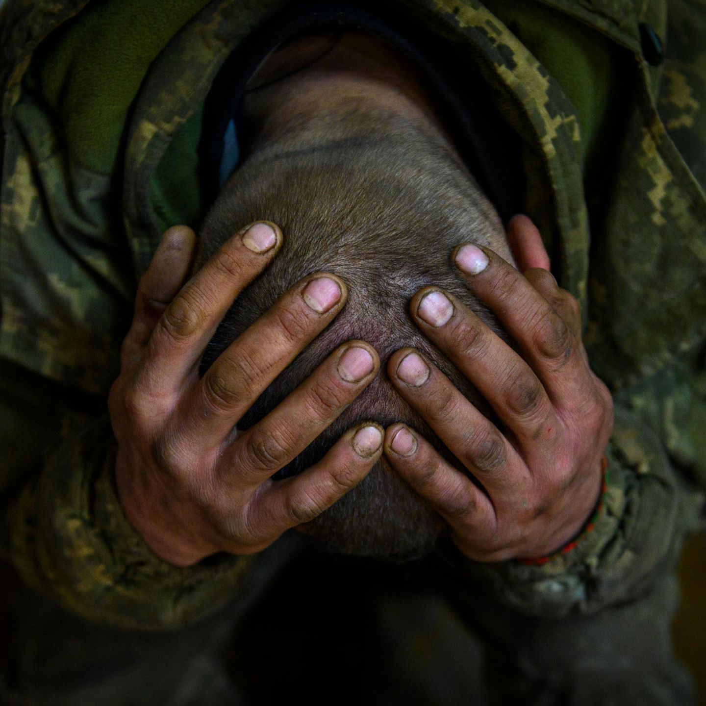 Ein ukrainischer Soldat in Bachmut schlägt die Hände über dem Kopf zusammen