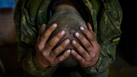 Ein ukrainischer Soldat in Bachmut schlägt die Hände über dem Kopf zusammen