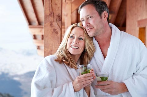 Ein Pärchen macht ein gemeinsamen Wellnessurlaub.