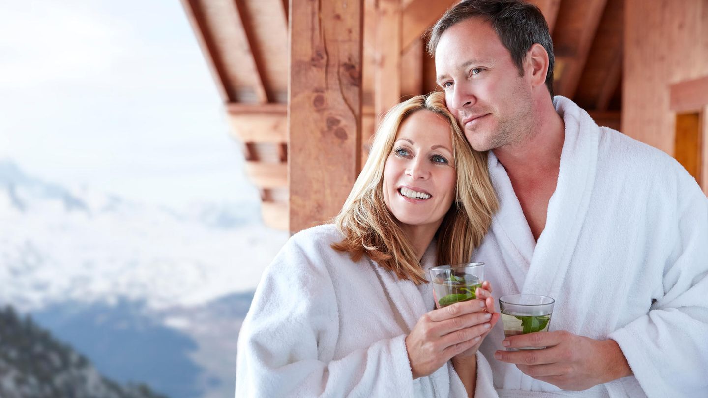 Ein Pärchen macht ein gemeinsamen Wellnessurlaub.