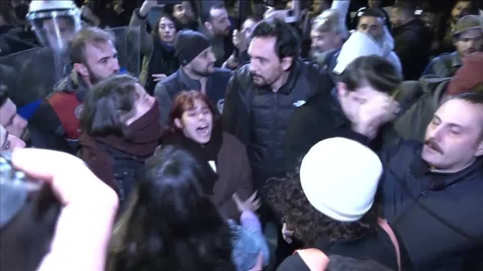 Video: Festnahmen mit Pfefferspray: türkische Polizei geht gegen Frauentags-Demo vor