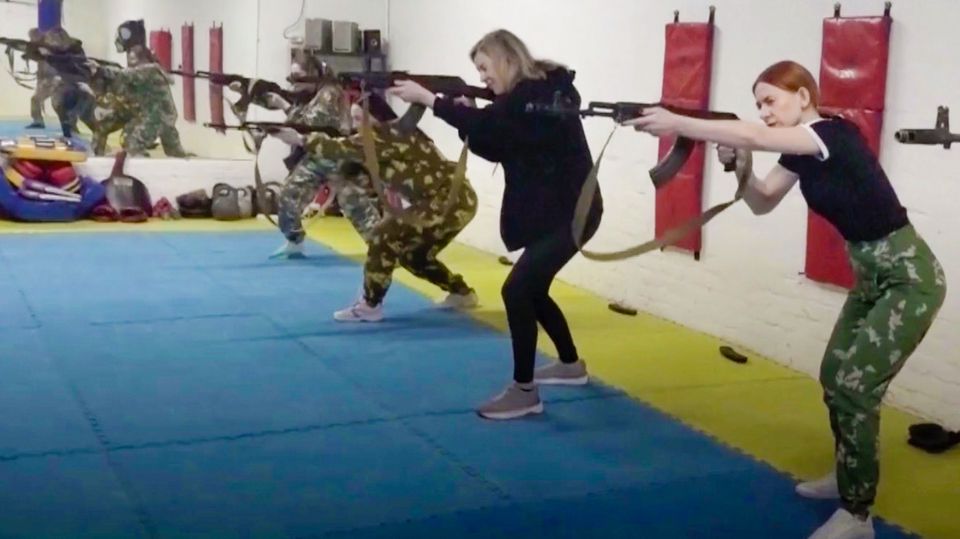 Frauengarde des Urals: "Wir sind Patrioten": Russische Frauen bereiten sich auf Kriegsdienst vor Frauengarde des Urals: "Wir sind Patrioten": Russische Frauen bereiten sich auf Kriegsdienst vor