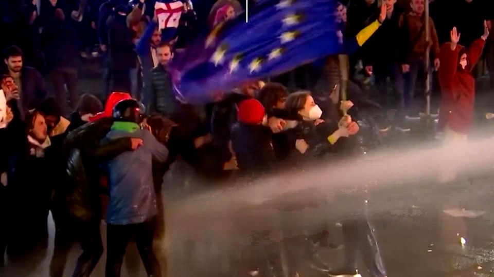 Massiver Polizeieinsatz: Proteste in Georgien eskalieren (Video)