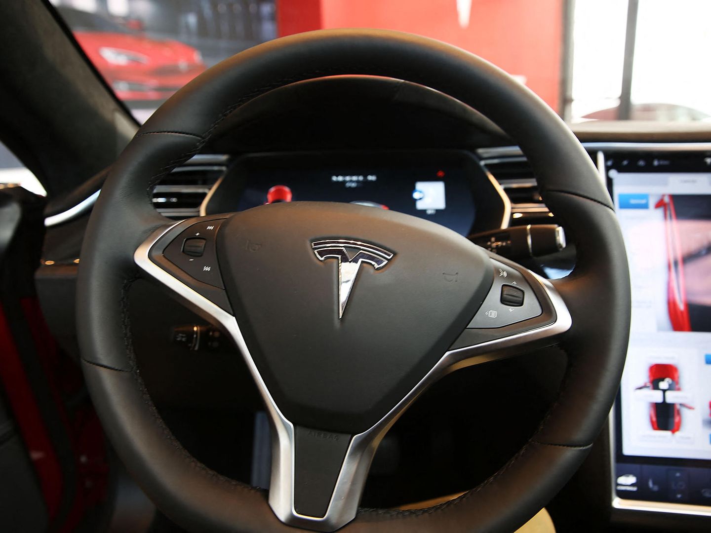 Tesla Model S (2021): Plaid+ jetzt doch mit rundem Lenkrad? - AUTO BILD