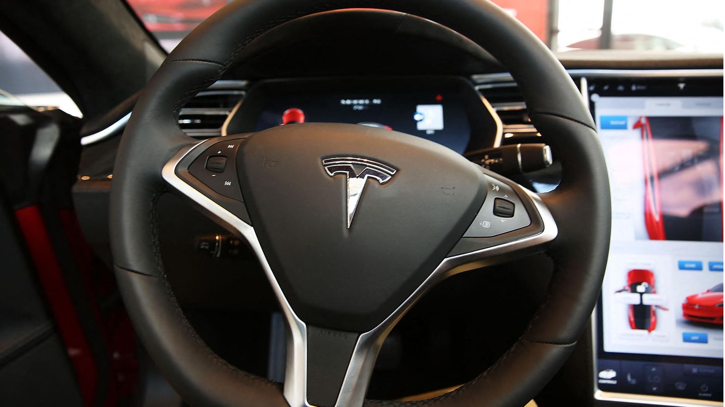 Tesla steering wheel suddenly falls off while driving – authorities are investigating