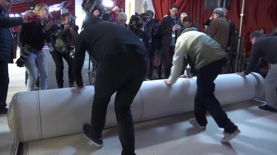 Video: Champagnerfarben statt rot: Oscars-Verleihung in diesem Jahr mit neuem Teppich