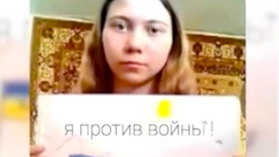 Nach Raketenbeschuss: Russisches Mädchen (13) wegen Antikriegsbild von Eltern getrennt  – Moskau-Reporter berichtet über ihr Schicksal