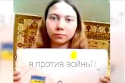 Nach Raketenbeschuss: Russisches Mädchen (13) wegen Antikriegsbild von Eltern getrennt  – Moskau-Reporter berichtet über ihr Schicksal