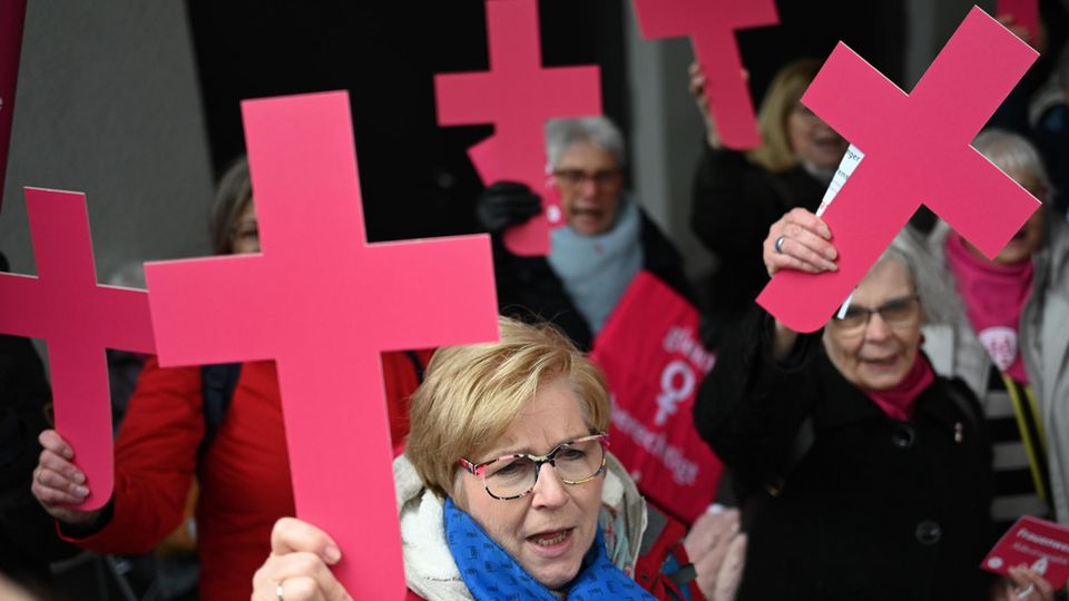 Proteste vor der Synodalversammlung – Frauen demonstrieren für mehr Gleichberechtigung bei der Kirche