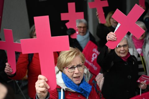 Proteste vor der Synodalversammlung – Frauen demonstrieren für mehr Gleichberechtigung bei der Kirche