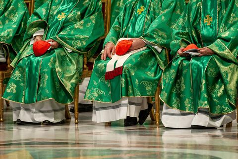 Kardinäle der Katholischen Kirche sitzen bei einem Gottesdienst nebeneinander