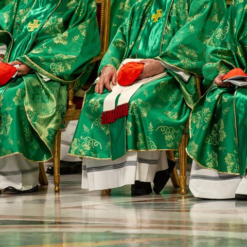 Kardinäle der Katholischen Kirche sitzen bei einem Gottesdienst nebeneinander