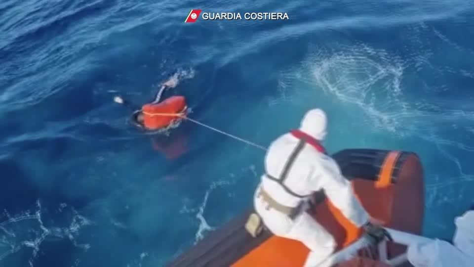 Video: Italienische Küstenwache: Rettung Dutzender Flüchtlingen bei Lampedusa