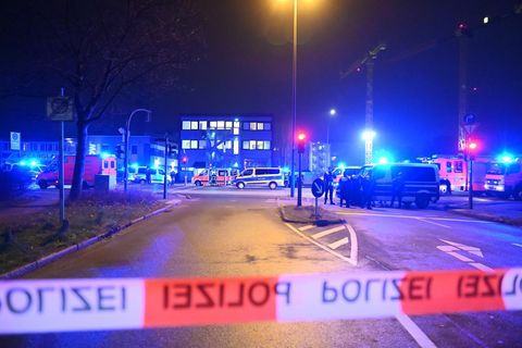 Polizisten und Helfer sind in Hamburg im Einsatz
