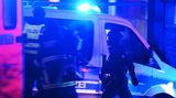 Die Polizei rückte mit einem Großaufgebot an sowie mehrere Rettungswagen. Laut Homepage der Zeugen Jehovas hat in dem Gebäude seit 19 Uhr ein Treffen der Gemeinde stattgefunden. Wie viele Menschen während der Tat im Gebäude waren, ist nicht bekannt.