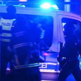 Die Polizei rückte mit einem Großaufgebot an sowie mehrere Rettungswagen. Laut Homepage der Zeugen Jehovas hat in dem Gebäude seit 19 Uhr ein Treffen der Gemeinde stattgefunden. Wie viele Menschen während der Tat im Gebäude waren, ist nicht bekannt.