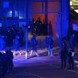 Vor dem dreistöckigen Gebäude, das nur die Zeugen Jehovas nutzen, marschieren schwer bewaffnete Polizisten auf. Über die Zahl der Opfer gibt es unterschiedliche Angaben. Zunächst hatte die Polizei befürchtet, ein oder mehrere Täter seien auf der Flucht. Inzwischen geht sie davon aus, dass der Täter unter den Toten ist.