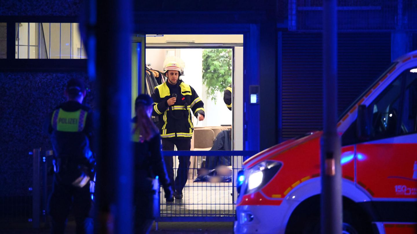 Ein Feuerwehrmann verlässt das Gebäude, in dem acht Tote sowie mehrere Verletzte gefunden wurden.