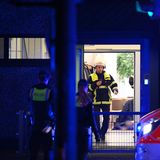 Ein Feuerwehrmann verlässt das Gebäude, in dem acht Tote sowie mehrere Verletzte gefunden wurden.