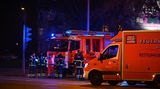 Ein Rettungs- und ein Feuerwehrwagen stehen in der Nähe des Tatorts. Wie viele Verletzte noch ins Krankenhaus transportiert werden konnten, ist bislang nicht bekannt