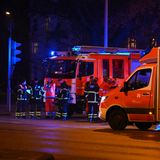 Ein Rettungs- und ein Feuerwehrwagen stehen in der Nähe des Tatorts. Wie viele Verletzte noch ins Krankenhaus transportiert werden konnten, ist bislang nicht bekannt