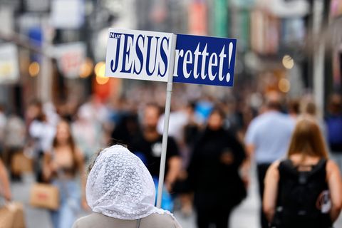 Die Zeugen Jehovas glauben daran, dass ihr "allmächtiger Schöpfer" sie rettet. 