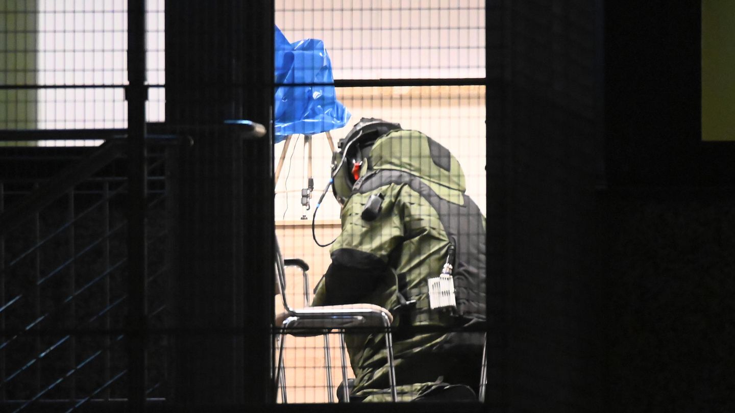 Auch ein Bombenentschärfer der Polizei Hamburg war in der Nacht im Einsatz. Der Tatort wurde nach Sprengsätzen durchsucht, bevor die Spurensicherung ihre Arbeit aufnehmen konnte