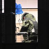 Auch ein Bombenentschärfer der Polizei Hamburg war in der Nacht im Einsatz. Der Tatort wurde nach Sprengsätzen durchsucht, bevor die Spurensicherung ihre Arbeit aufnehmen konnte