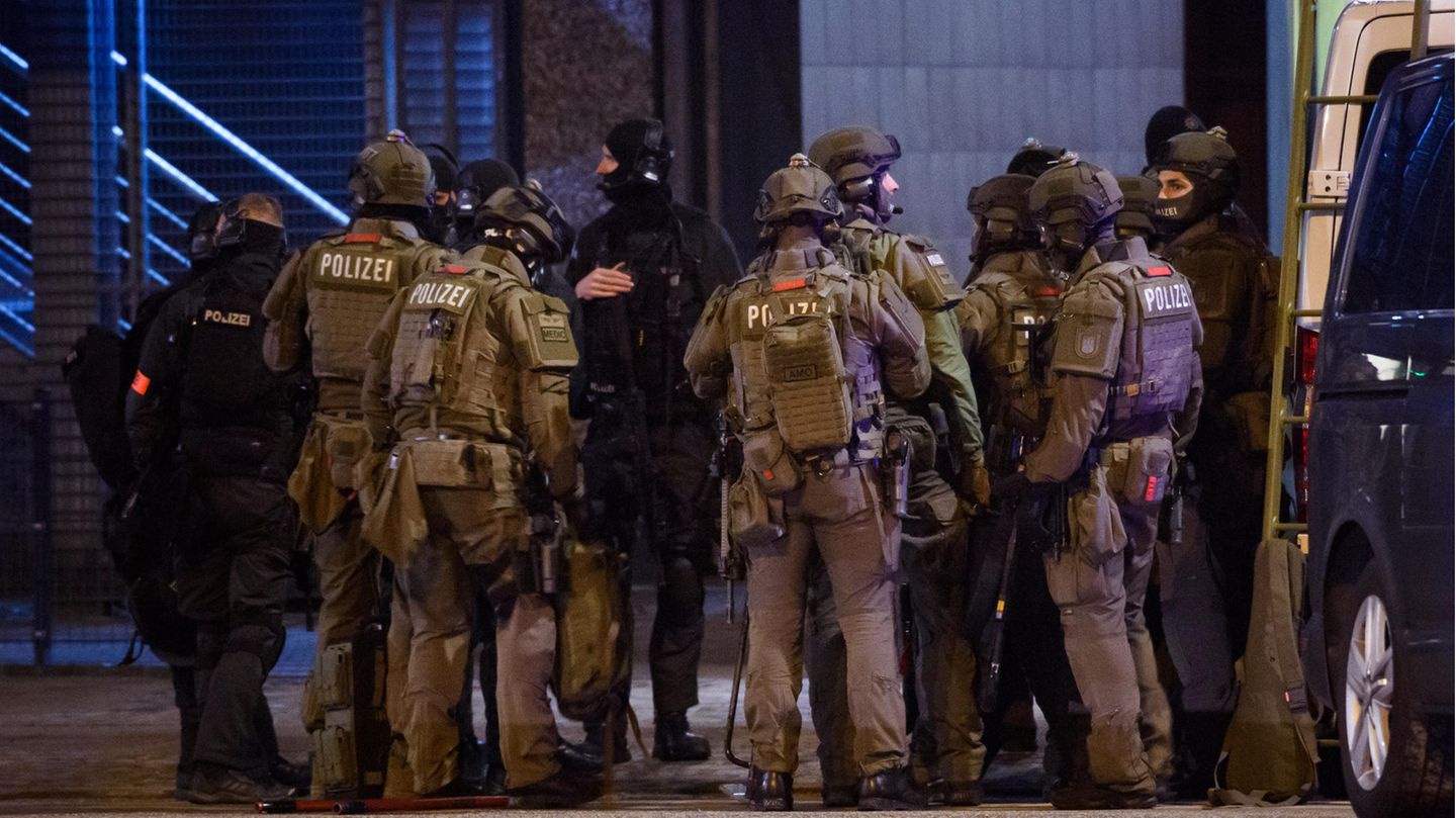 Das Sondereinsatzkommando der Polizei hat sich ein Bild von der zunächst unübersichtlichen Lage am Donnerstagabend in Hamburg gemacht. 