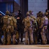 Das Sondereinsatzkommando der Polizei hat sich ein Bild von der zunächst unübersichtlichen Lage am Donnerstagabend in Hamburg gemacht. 