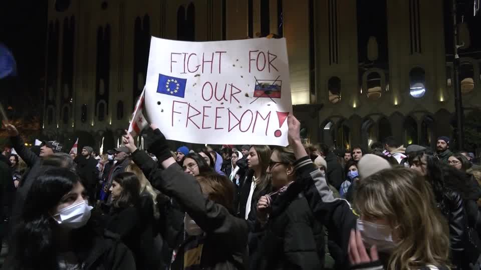 Video: Proteste in Tifllis halten an - obwohl der umstrittene Gesetzentwurf zurückgezogen wurde Video: Proteste in Tifllis halten an - obwohl der umstrittene Gesetzentwurf zurückgezogen wurde