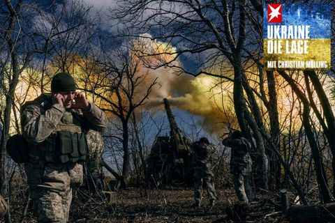 Ukrainische Soldaten feuern eine Panzerhaubitze auf russische Stellungen in der Nähe von Bachmut