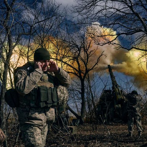Ukrainische Soldaten feuern eine Panzerhaubitze auf russische Stellungen in der Nähe von Bachmut