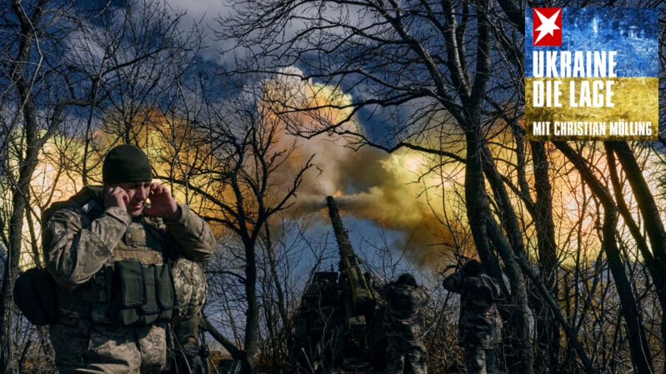 Ukrainische Soldaten feuern eine Panzerhaubitze auf russische Stellungen in der Nähe von Bachmut