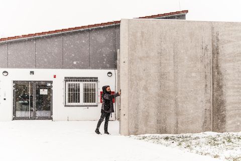 Der Sicherheitsdienst auf seiner Runde. Er scannt Punkte rund um das Gebäude ab.