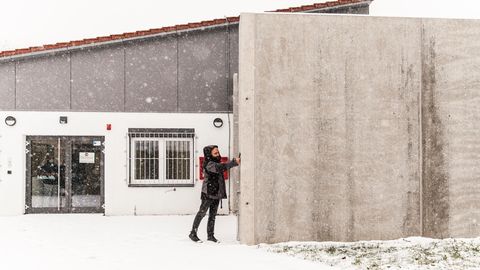 Der Sicherheitsdienst auf seiner Runde. Er scannt Punkte rund um das Gebäude ab.