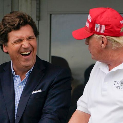 Fox-News Moderator Tucker Carlson lacht an der Seite von Ex-US-Präsident Donald Trump
