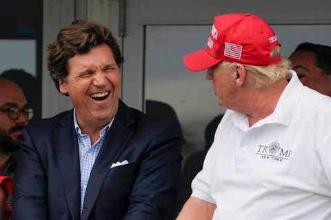 Fox-News Moderator Tucker Carlson lacht an der Seite von Ex-US-Präsident Donald Trump
