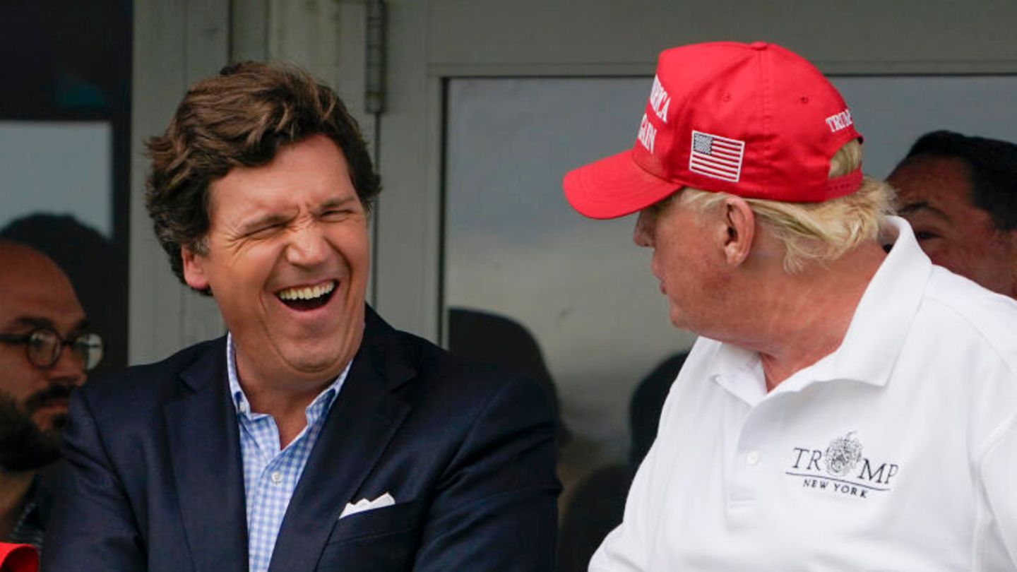 Fox-News Moderator Tucker Carlson lacht an der Seite von Ex-US-Präsident Donald Trump Fox-News Moderator Tucker Carlson lacht an der Seite von Ex-US-Präsident Donald Trump