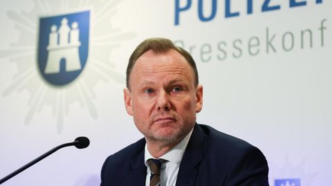 Senator der Behörde für Inneres und Sport in Hamburg, nimmt an einer Pressekonferenz im Polizeipräsidium teil.