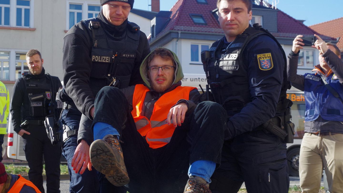 Daniel Eckert bei einer Klimaaktion Daniel Eckert bei einer Klimaaktion